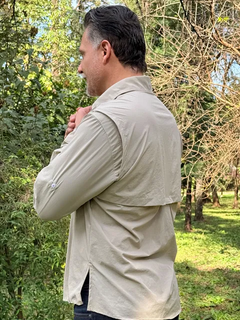 Perfil da Camisa de Campo areia em ambiente externo.