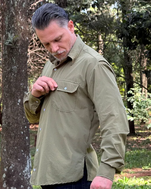 Profissional vestindo a Camisa de Campo verde em ambiente externo.