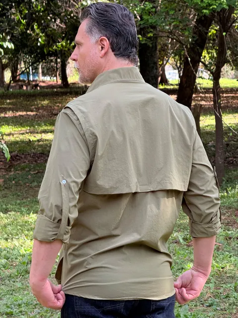 Costas da Camisa de Campo verde em ambiente externo, com a pala de ventilação.