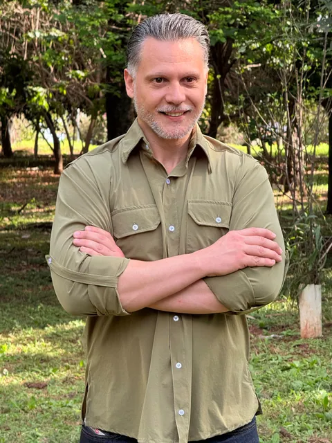 Profissional em ambiente externo vestindo a Camisa de Campo verde.