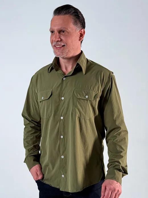 Camisa verde com a manga longa fechada, cobrindo todo o braço.