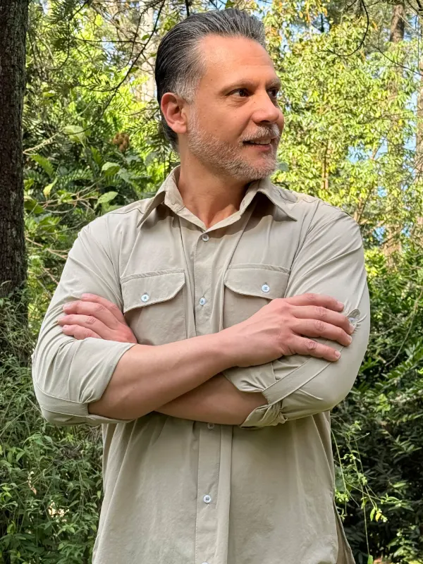 Camisa de Campo Fortevest na cor Areia, vista de frente, ao ar livre.