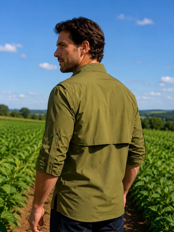 Camisa de Campo Fortevest na cor Verde, vista de costas, em uma lavoura sob sol forte.