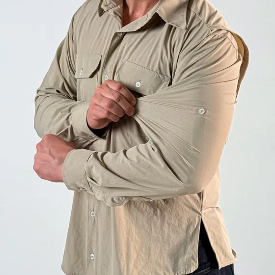 O tecido da camisa areia sendo esticado, demonstrando a elasticidade do elastano.