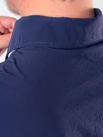 Detalhe da gola e do acabamento da costura.