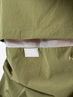 Detalhe do painel de ventilação em tela nas costas.